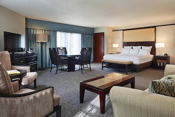 Junior Suite, 1 King Bed, Accessible, Bathtub