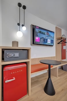 Standard Room, 1 Queen Bed, Accessible