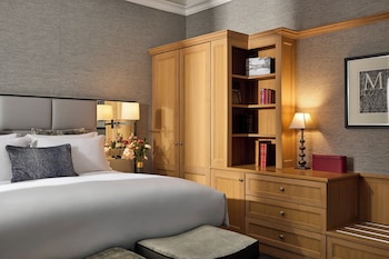 Luxury Junior Suite with Balcony, King Bed
