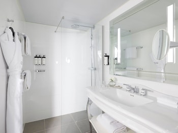 Luxury Junior Suite with Balcony, King Bed