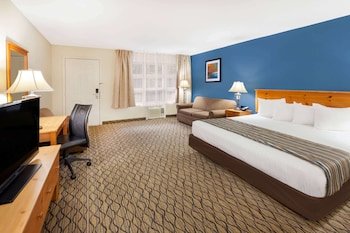 Standard Room, 1 King Bed, Courtyard View