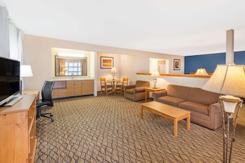 Deluxe Studio Suite, 2 Queen Beds and Sofa Bed, Lake View
