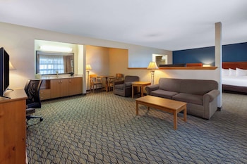 Deluxe Studio Suite, 2 Queen Beds and Sofa Bed, Lake View