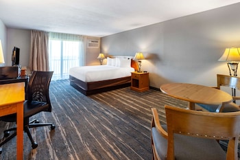 Room, 1 King Bed, Non Smoking, Balcony (Pool Building)