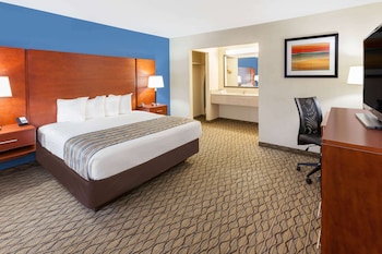 Standard Room, 1 King Bed, Lake View