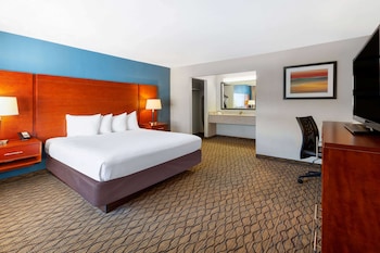 Standard Room, 1 King Bed, Courtyard View