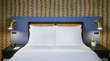 Standard Room, 1 Queen Bed