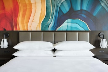 Room, 1 King Bed, Corner