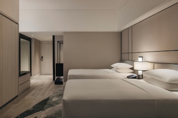 Family Deluxe Connecting Room with Lounge Access