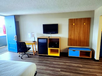 Room, 1 Queen Bed, Refrigerator & Microwave