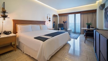 Superior Room, 1 King Bed, Non Smoking, Partial Ocean View