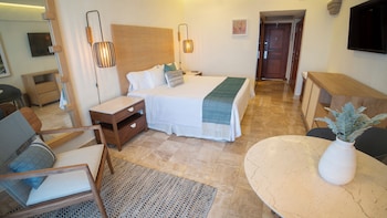 Superior Room, 1 King Bed, Non Smoking, Partial Ocean View