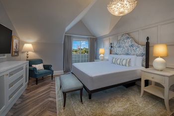 2 Bedroom Suite-Club Level Access. Hearing accessible - visual alarms and notifications. 1 king bed,