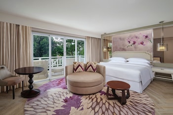 Club Room, 1 King Bed, Non Smoking, Balcony (Tower)