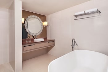 Executive Suite, 1 King Bed, Balcony