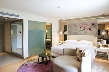 Club Room, 1 King Bed, Non Smoking, Balcony (Tower)