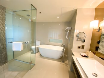 Club Room, 1 King Bed, Non Smoking, Balcony (Tower)