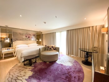 Club Room, 1 King Bed, Non Smoking, Balcony (Tower)