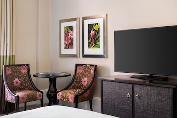 Historic Room 1 King, Resort View, Mobility/Hearing Accessible, Tub