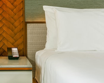 Club Room, 1 King Bed with Sofa bed, Club Lounge Access, Partial Ocean View