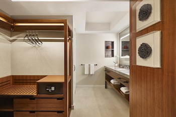 Room, 2 Queen Beds, Mountain View