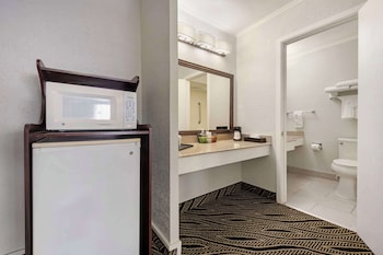 Standard Room, 1 Queen Bed, Smoking