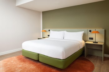 Premium Room, 1 King Bed with Sofa bed, Bathtub