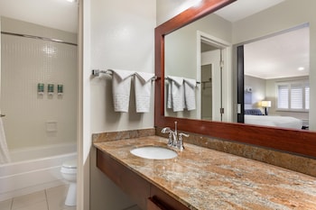 Deluxe Room (1 King)