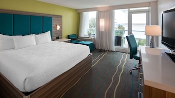 Standard Room, 1 King Bed, Non Smoking, Balcony