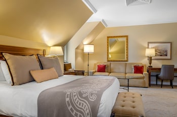 Suite, 1 King Bed (Petite Suite)