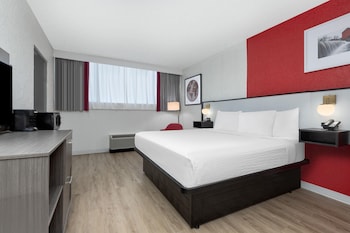 Room, 1 King Bed, Mobility Accessible, Non Smoking (Mobility, Bathtub W/grab Bars)