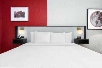 Room, 1 King Bed, Mobility Accessible, Non Smoking (Mobility, Roll-in Shower)