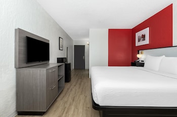 Room, 1 King Bed, Mobility Accessible, Non Smoking (Mobility, Roll-in Shower)
