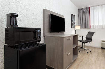Room, 1 King Bed, Mobility Accessible, Non Smoking (Mobility, Bathtub W/grab Bars)