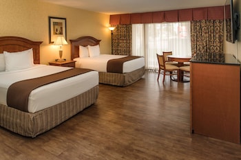 Premium Room, 2 Queen Beds, Pool View