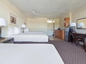 Room, Poolside (Three Beds)