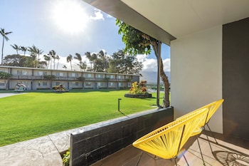 Room, Poolside (Three Beds)