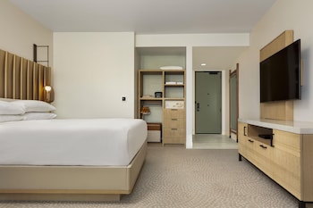 Room, 1 King Bed, Accessible, Resort View (Palace, Roll-In Shower)