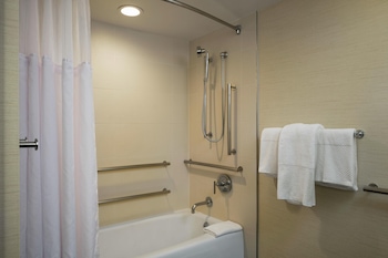 Room, 2 Queen Beds, Accessible, Resort View (Mobility & Hearing, Bathtub)