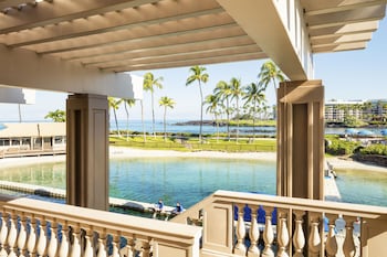 Makai 1 Bedroom Owner Suite, Ocean View, 1 King & Queen Sofa Bed, two floors