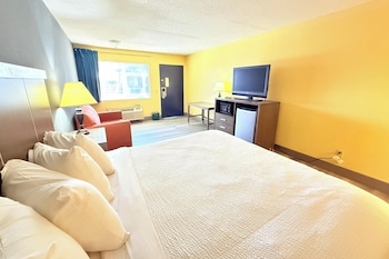 Room, 1 King Bed, Smoking