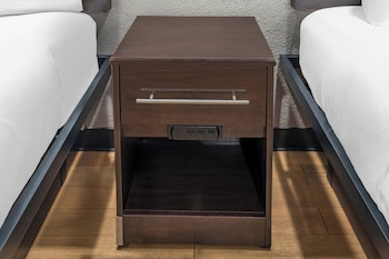 Deluxe Room, 1 King Bed, Non Smoking, Kitchenette