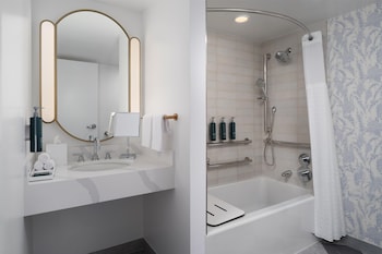 Premium Room, 1 King Bed, Bathtub (Mobility, Breakfast)