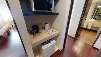 Classic Room, 1 King Bed, Kitchen