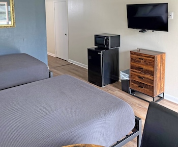Room, 2 Queen Beds, Smoking