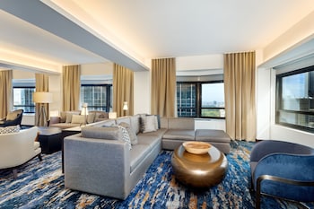 Presidential Suite 1 Bedroom Mobility Access RI Shower