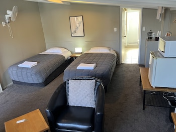 Basic Twin Room (Backpacker Room Slanting Ceiling)