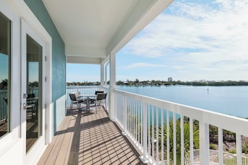 Superior Suite, 1 Bedroom, Bay View