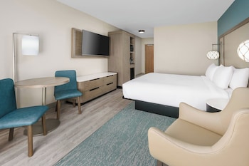 King Bed, Hearing Accessible, Pool View
