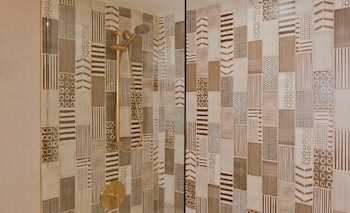 Deluxe Room, 2 Queen Beds, Roll-in Shower